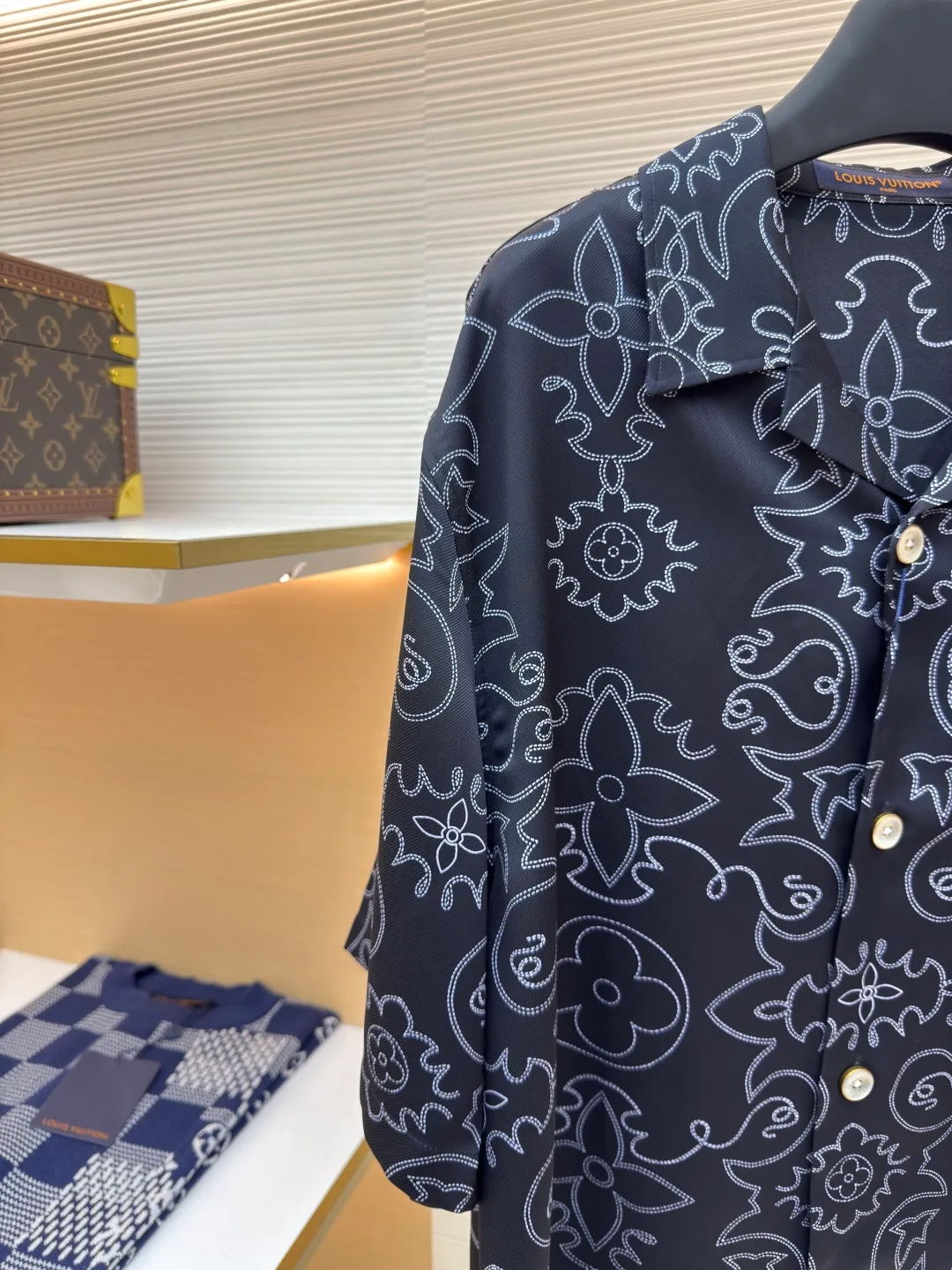 LOUIS VUITTON line double-sided printed shirt ●Authentic product: purchased and developed for 14900 ●Item number: 1680401-B05 ●Fabric: Tencel fabric ●Technology: Printing production ●Version: fitted version ●Weight: about 255 grams ●Size: Before printing on the machine, the theodolite corrects the latitude and skew, and the pattern is printed on the surface and bottom at the same time. The pieces are accurately cut by laser burning in the later stage. It is equipped with an ancient gold base and is inlaid with a natural shell engraved hand-stitched button with letters. The overall wiring is straight and delicate, the fabric is comfortable and soft, and the color is consistent without color difference. It can be matched with the same style to create a fashionable look and control various occasions. Customized accessories, complete with three standards, same style for men and women!
